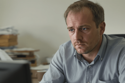 d&eacute;couvrez comment identifier les signaux faibles du burn-out pour agir avant qu'il ne soit trop tard et pr&eacute;server votre bien-&ecirc;tre mental.