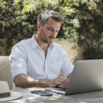 découvrez nos astuces pour maintenir votre professionnalisme en travail hybride durant l'été, même lorsque le bureau s'invite en pleine période de vacances.