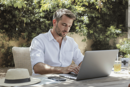 découvrez nos astuces pour maintenir votre professionnalisme en travail hybride durant l'été, même lorsque le bureau s'invite en pleine période de vacances.