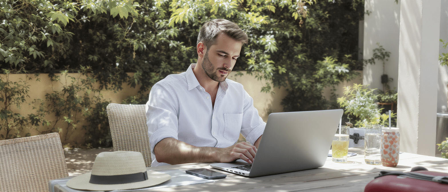 d&eacute;couvrez nos astuces pour maintenir votre professionnalisme en travail hybride durant l'&eacute;t&eacute;, m&ecirc;me lorsque le bureau s'invite en pleine p&eacute;riode de vacances.